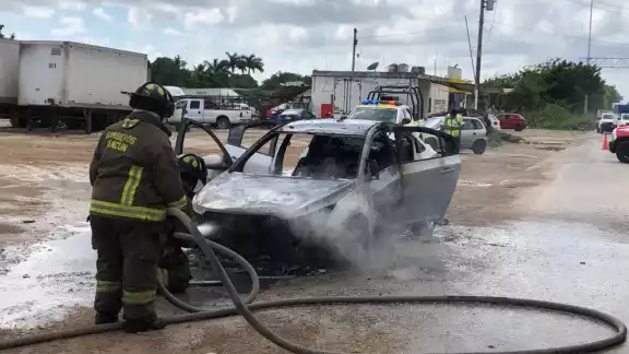 Al lugar arribaron bomberos y a pesar del esfuerzo fue considerado pérdida total Al lugar arribaron bomberos y a pesar del esfuerzo fue considerado pérdida total