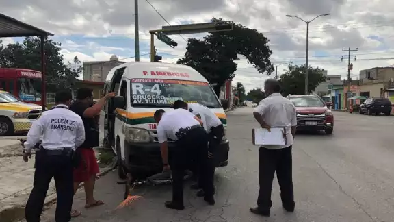 Al no llegar a un arreglo en el lugar, el ciclista y el conductor de la combi tuvieron que ir al Ministerio Público en Cancún para el deslinde de responsabilidades