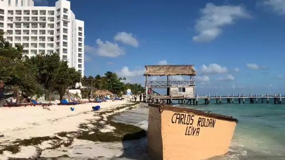 La embarcación será removida de la zona de Playa Tortugas en Cancún, luego de ser asegurada La embarcación será removida de la zona de Playa Tortugas en Cancún, luego de ser asegurada