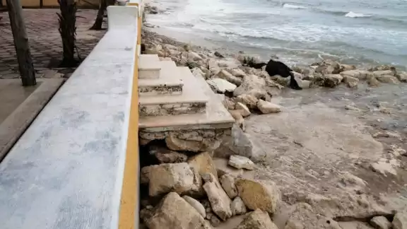 Las marejadas golpean estructuras de complejos hoteleros
y residenciales en varias zonas.