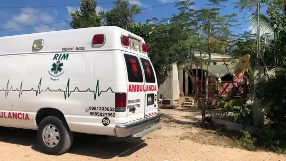 Una ambulancia privada trasladó a los lesionados de la riña familiar hacia un hospital de Cancún para ser atendidos