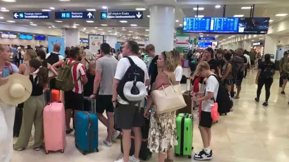 Las pantallas solo mostraron un vuelo de JetBlue cancelado a Boston y algunas demoras no mayores a una hora