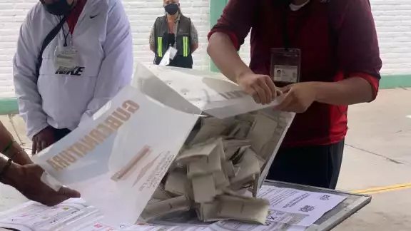 Las personas encargadas de contabilizar los votos en casillas continúan con su trabajo. Foto: INE Las personas encargadas de contabilizar los votos en casillas continúan con su trabajo. Foto: INE