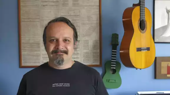 El ingeniero de sonido Carlos Cortés posa en su casa en Cumbres de San Mateo