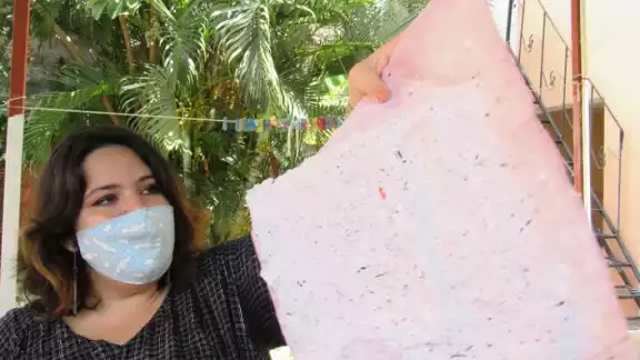 Victoria Curiel Morfin, creadora de innovadoras libretas recicladas con sargazo Victoria Curiel Morfin, creadora de innovadoras libretas recicladas con sargazo