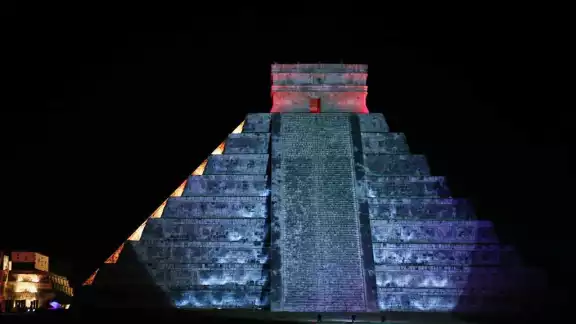 Con la llegada del equinoccio se puede ver como baja Kukulcán por el Castillo