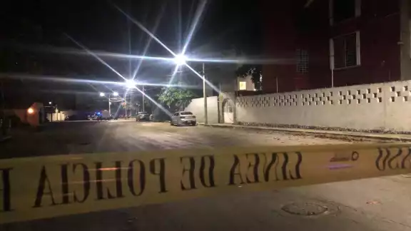 Elementos ministeriales del área de homicidios se encuentran recabando datos con posibles testigos de los hechos Elementos ministeriales del área de homicidios se encuentran recabando datos con posibles testigos de los hechos