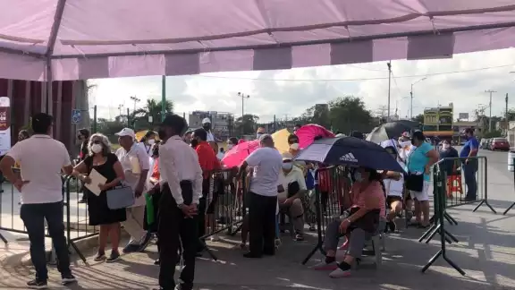 La fila de adultos mayores avanzó de manera fluida La fila de adultos mayores avanzó de manera fluida