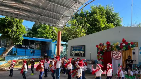 El director de la escuela agradeció la participación de los alumnos y los padres de familia El director de la escuela agradeció la participación de los alumnos y los padres de familia