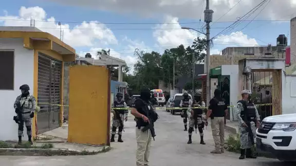 En el lugar se aseguraron cuatro armas de fuego largas, tres armas de fuego cortas, doce cargadores En el lugar se aseguraron cuatro armas de fuego largas, tres armas de fuego cortas, doce cargadores