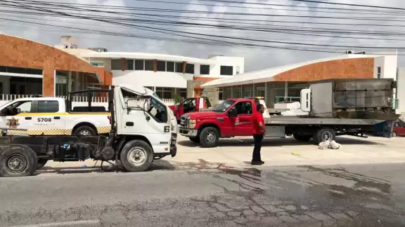 El conductor de un camión de una empresa de hielo, perdió el control