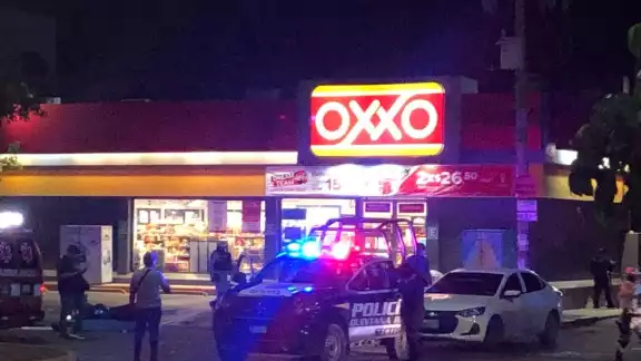 Atacan a par de motociclistas en Cancún, uno murió en el lugar Atacan a par de motociclistas en Cancún, uno murió en el lugar