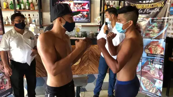 El “Niño de Oro” Navarro no tuvo problemas con la báscula al marcar 56 kilogramos, así como “Chiti” Jiménez que registró 57 kilos durante la ceremonia de pesaje El “Niño de Oro” Navarro no tuvo problemas con la báscula al marcar 56 kilogramos, así como “Chiti” Jiménez que registró 57 kilos durante la ceremonia de pesaje