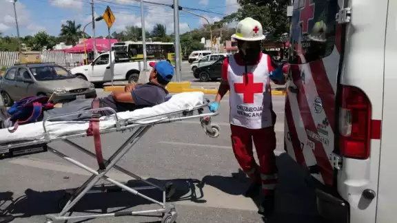 El hombre fuer trasladado por paramédicos de la Cruz Roja El hombre fuer trasladado por paramédicos de la Cruz Roja