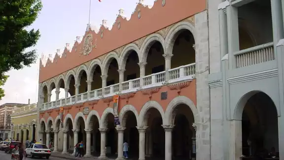 Restauranteros reciben llamadas de extorsión de supuestos empleados del Ayuntamiento de Mérida Restauranteros reciben llamadas de extorsión de supuestos empleados del Ayuntamiento de Mérida