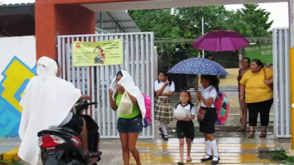 Docentes y administrativos no podrán tener el control de grupos grandes de nivel básico Docentes y administrativos no podrán tener el control de grupos grandes de nivel básico