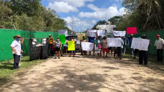 Los pobladores exigieron con pancartas, que se cierra la granja porcícola Los pobladores exigieron con pancartas, que se cierra la granja porcícola
