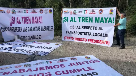 Arribaron con mantas con palabras de apoyo al mandatario federal Arribaron con mantas con palabras de apoyo al mandatario federal