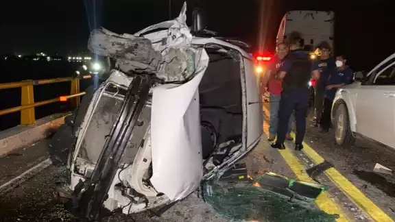 Ambos autos quedaron destruidos totalmente Ambos autos quedaron destruidos totalmente