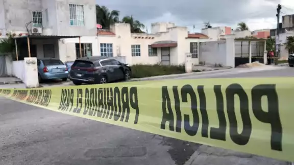 En la persecución, el conductor chocó contra una barda en la calle Limonero de la Supermanzana 248, en Villas del Mar II. 