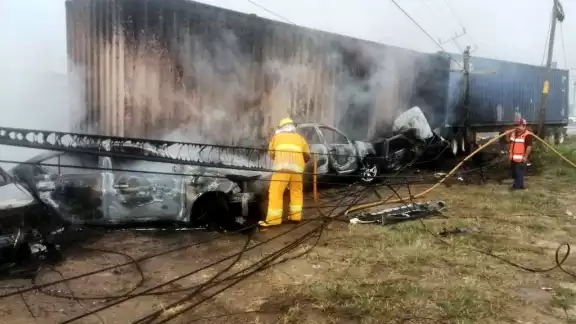 Un tráiler perdió el control en la carretera Cárdenas-Coatzacoalcos