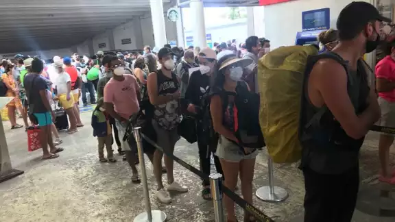La fila para el cruce a Isla Mujeres desde Cancún lució abarrotada esta mañana La fila para el cruce a Isla Mujeres desde Cancún lució abarrotada esta mañana
