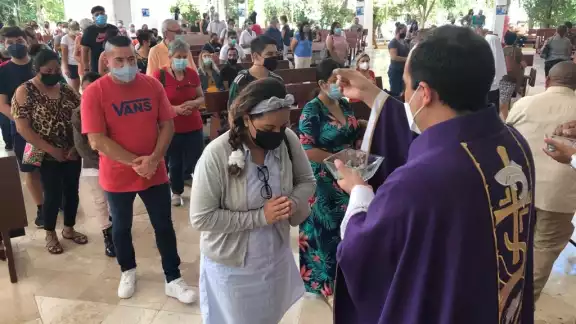 En la Catedral de Cancún, se impone la ceniza cada hora, para evitar aglomeración de fieles católicos en el recinto religioso En la Catedral de Cancún, se impone la ceniza cada hora, para evitar aglomeración de fieles católicos en el recinto religioso