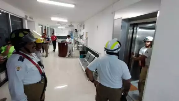 Una falla en el suministro eléctrico los dejó atrapados entre dos pisos Una falla en el suministro eléctrico los dejó atrapados entre dos pisos