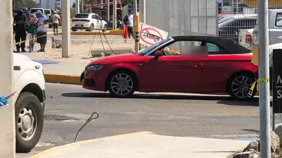 El cuerpo del canadiense permaneció en su vehículo hasta la llegada de Servicios Periciales de la FGE Q.Roo en Playa del Carmen El cuerpo del canadiense permaneció en su vehículo hasta la llegada de Servicios Periciales de la FGE Q.Roo en Playa del Carmen