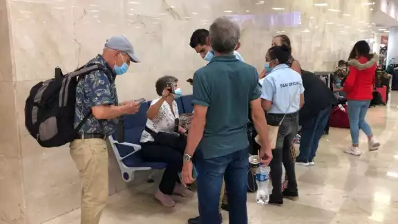 El abuelito tuvo que ser auxiliado por un vendedor de servicio de taxi