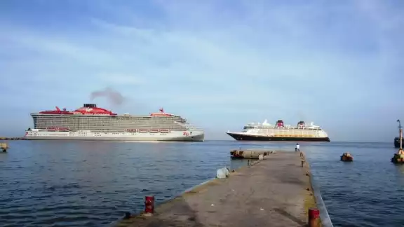 La visita de los hoteles flotantes a la isla va en aumento conforme se acerca la temporada alta
