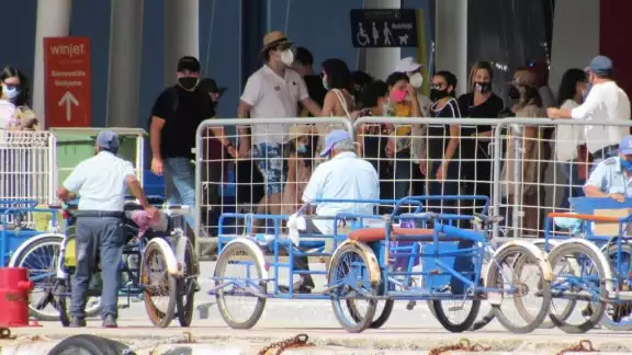 Los tricicleros confían que en Semana Santa lleguen más turistas. Los tricicleros confían que en Semana Santa lleguen más turistas.