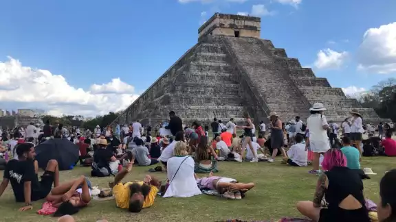 Cerca de 15 mil personas esperan presenciar el fenómeno arqueoastrónomico desde Chichén Itzá Cerca de 15 mil personas esperan presenciar el fenómeno arqueoastrónomico desde Chichén Itzá