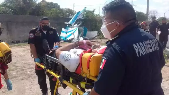 Las dos personas lesionadas con el piloto y el copiloto de la aeronave Las dos personas lesionadas con el piloto y el copiloto de la aeronave