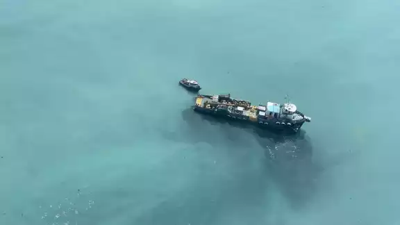 El crudo derramado el 15 de enero se expandió a lo largo de la costa a más de 40 kilómetros de la refinería,