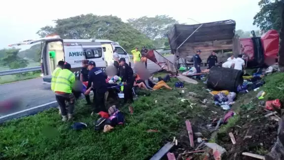 Los migrantes quedaron sobre la carretera por el accidente