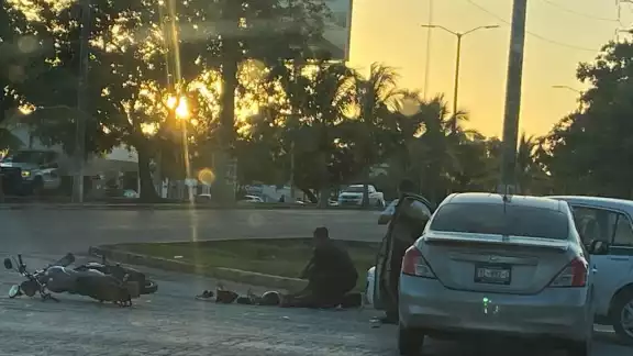 El taxista y el conductor del otro auto involucrado en el accidente, se detuvieron en el área en espera de las autoridades El taxista y el conductor del otro auto involucrado en el accidente, se detuvieron en el área en espera de las autoridades