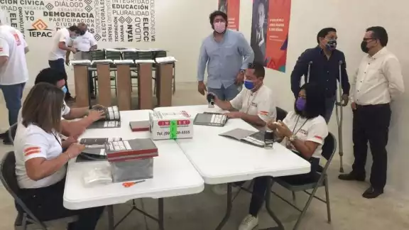Sellaron las boletas y todo el material electoral que se usará el domingo para que sea resguardado en una bodega. Sellaron las boletas y todo el material electoral que se usará el domingo para que sea resguardado en una bodega.