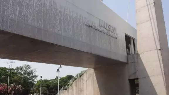 Vista de un lado del Museo Elevado de Villahermosa Vista de un lado del Museo Elevado de Villahermosa