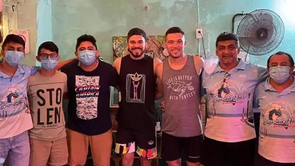 Lugareños dicen que el futbolista acostumbra visitar el puerto y tomarse fotos con sus seguidores