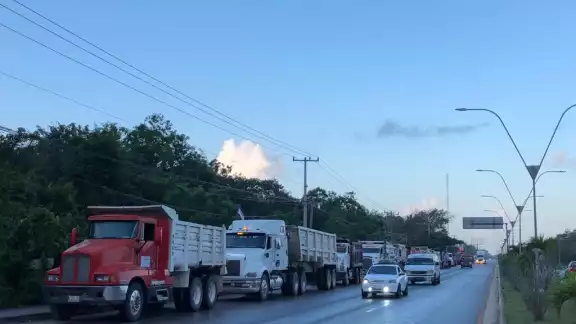 La protesta pacífica de transportistas en Cancún se dirige a Puerto Morelos, donde, presuntamente, tendrán una reunión con autoridades estatales La protesta pacífica de transportistas en Cancún se dirige a Puerto Morelos, donde, presuntamente, tendrán una reunión con autoridades estatales