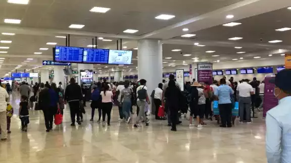El aeropuerto de Cancún lució con afluencia promedio de personas El aeropuerto de Cancún lució con afluencia promedio de personas