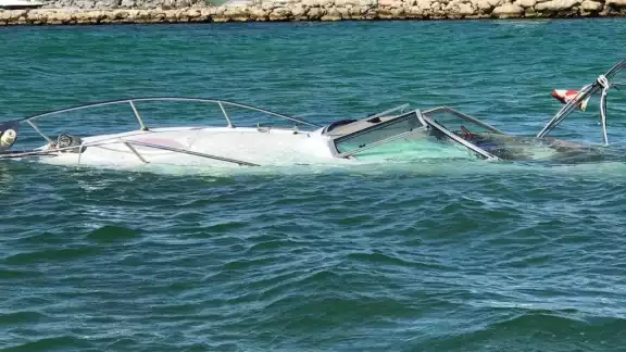 Rescatan embarcación en Puerto Aventuras Rescatan embarcación en Puerto Aventuras