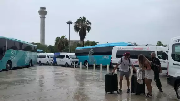 Lluvias aisladas podrían generarse a lo largo del día en Cancpun por el canal de baja presión que hay en el Mar Caribe, seg´pun el SMN Lluvias aisladas podrían generarse a lo largo del día en Cancpun por el canal de baja presión que hay en el Mar Caribe, seg´pun el SMN