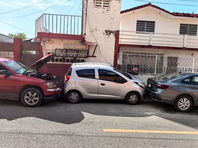 Vehículo sin conductor provoca choque múltiple en calles de Chetumal