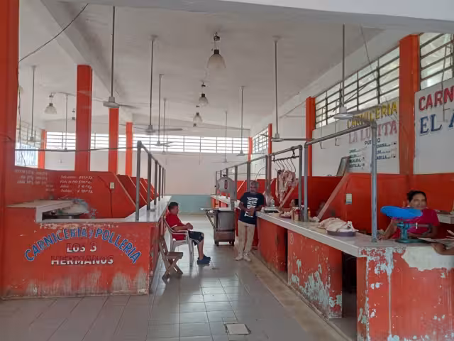 Varios están cerrados y no pueden ofrecerse, por estar en pleito. En la zona de comida, dos de los nueve locales no están abiertos. 
