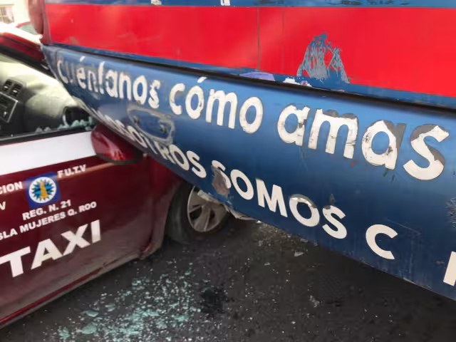 El camión involucrado en el accidente es de la empresa Autocar Ruta 17