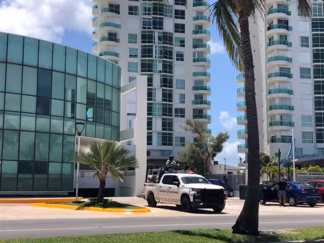 Los detenidos fueron llevados a las instalaciones de la Fiscalía General de Quintana Roo en Cancún, donde permanecen hasta el momento