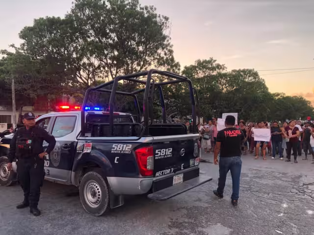Habitantes de la Región 225 en Cancún se manifiestan contra Aguakan y bloquean avenida