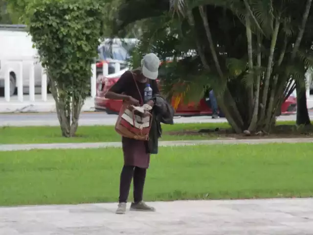 Trabajadores del AIC sorprendidos por ausencia de mujer que vivió un año en jardineras